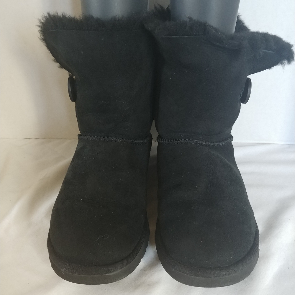 UGG Clasic Cuff black Booties